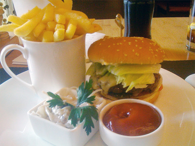 Café Latitude - burger and fries