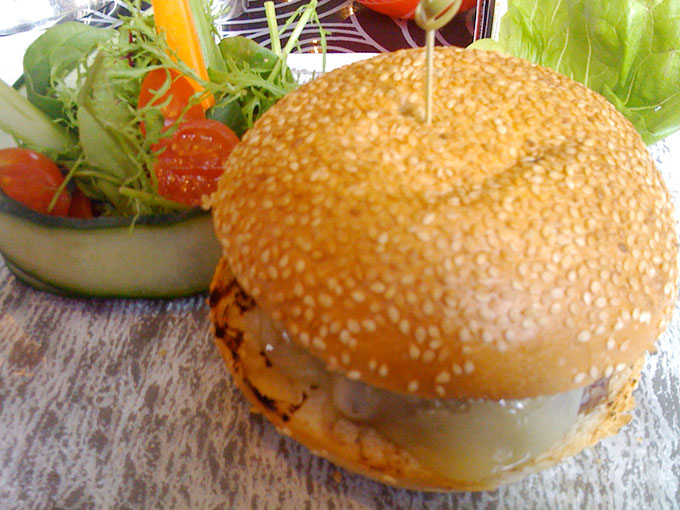 Le Richemond - burger and salad