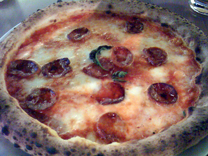 Luigia - pepperoni pizza