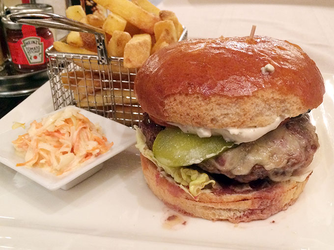 ICC Mövenpick - cheeseburger